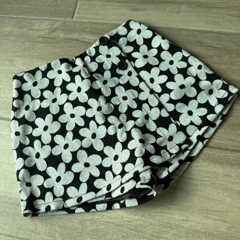 Old Navy Black & White Floral Skort, Kids Size S (6-7)